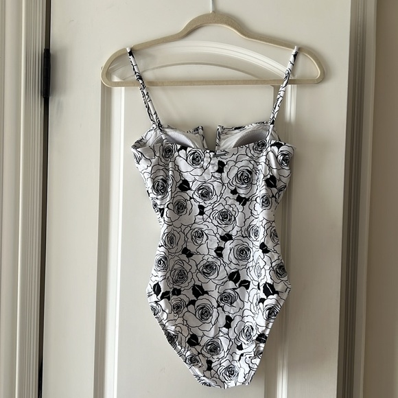 Lightly padded.  V wire at cleavage. Worn max 2 times - Picture 2 of 3